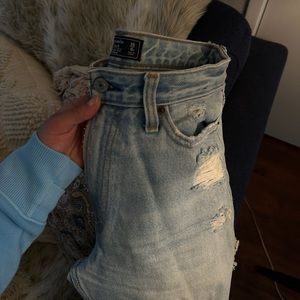 Light wash abercrombie jeans 👖